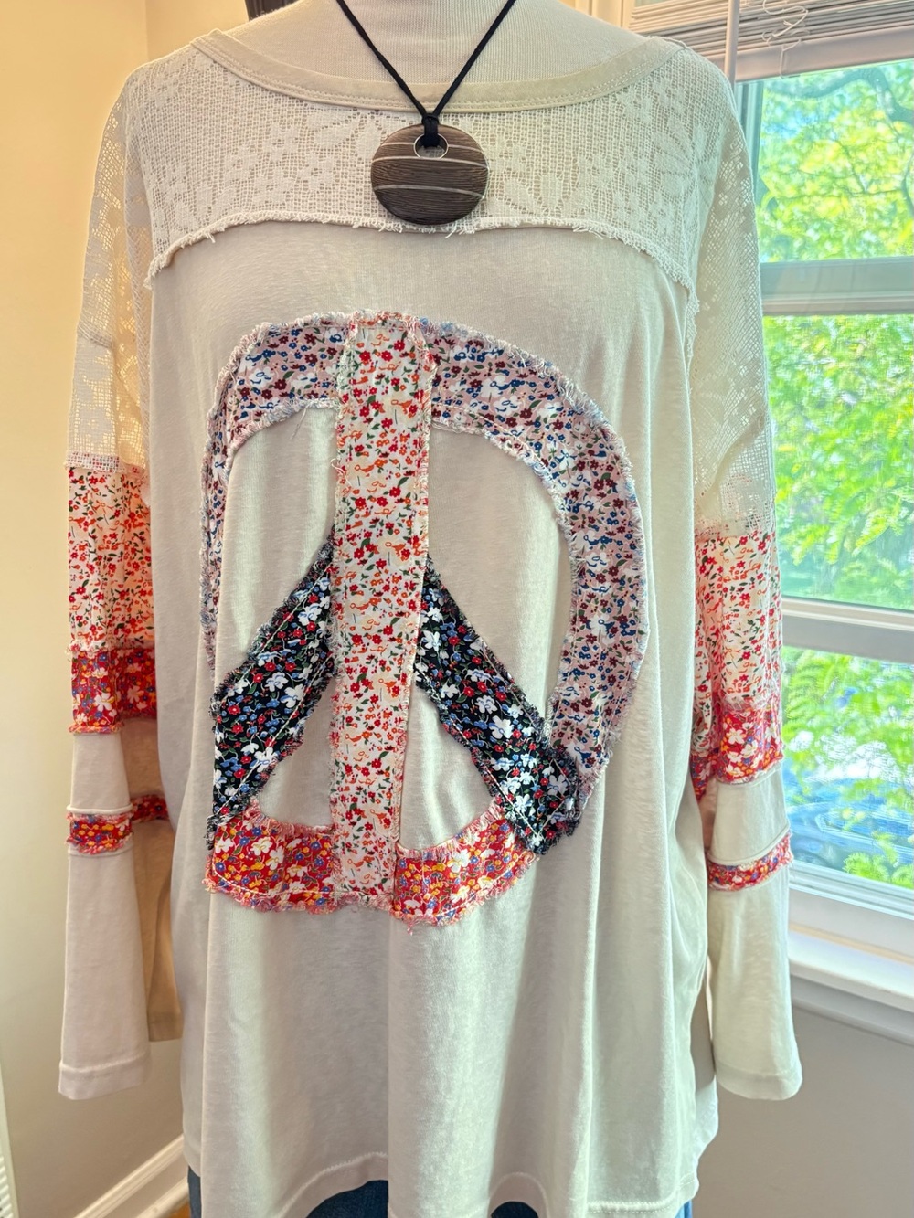 White Birch Lightweight Peace Sign Patch Top in Tan/Multi - 1X (EUC) - Picture 5 of 11